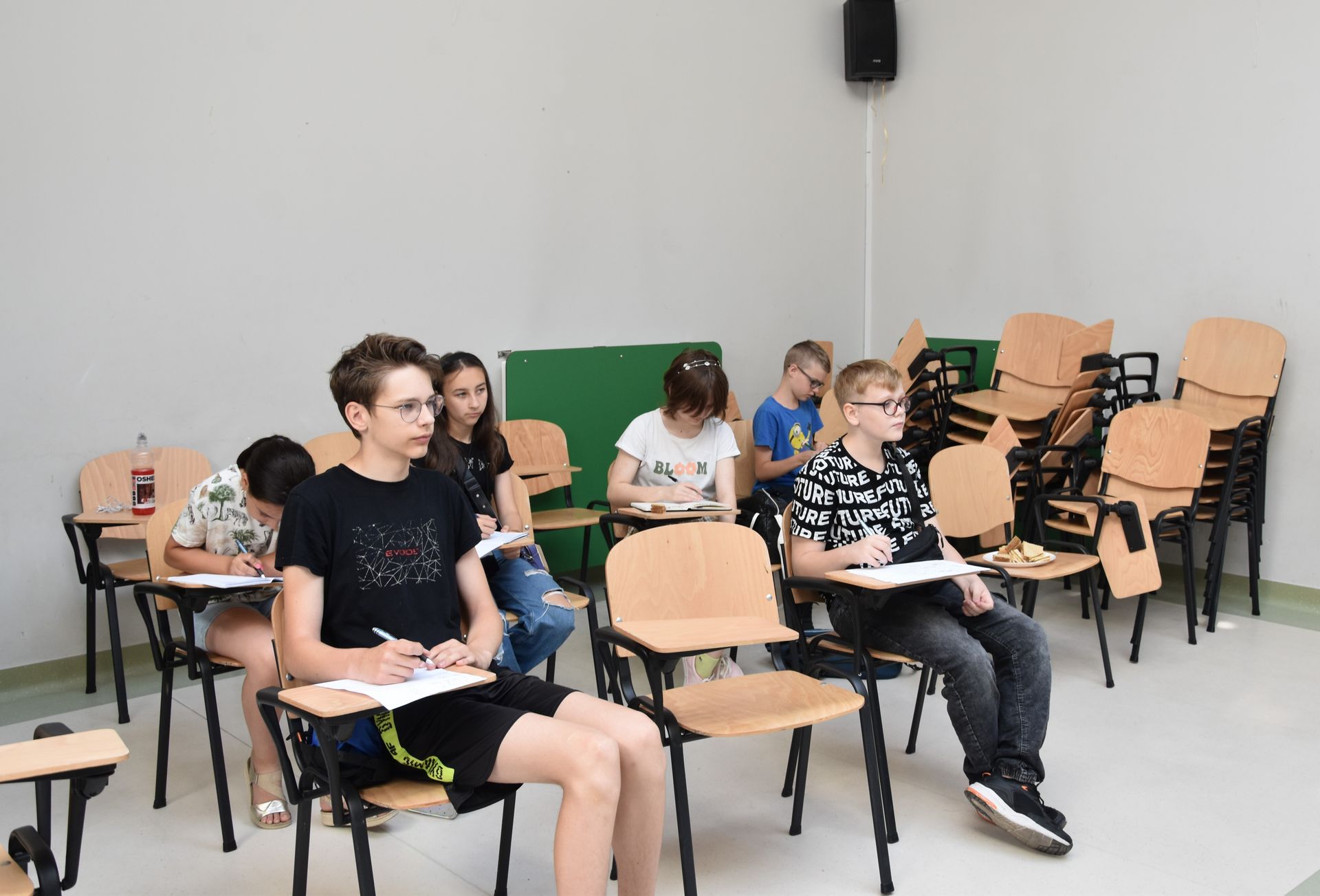 Uczniowie MatEaters rozwiązują zadania podczas zajęć w sali