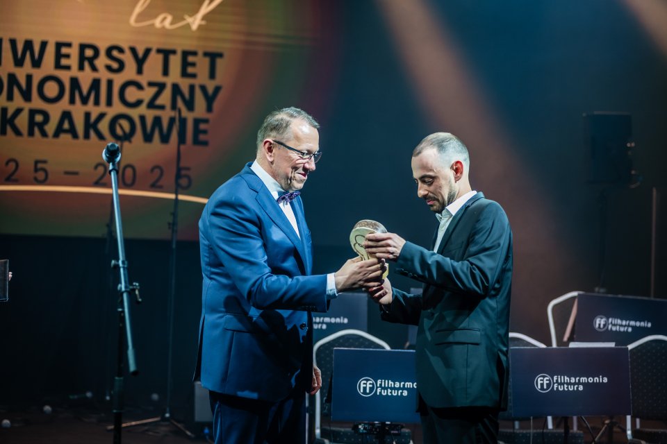Dr Oleksij Kelebaj odbiera nagrodę plebiscytu Wspólnota UEK